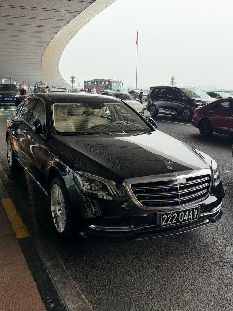 一看非迈巴赫版W222S560就知道不简单，果然是稀货，自带的黑牌黑外米内，4