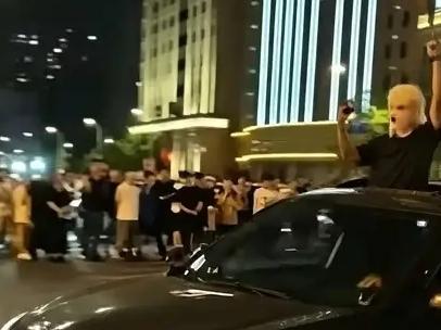 凌晨两点，鞍山胜利广场的居民，被一阵能把窗户玻璃震得嗡嗡响的引擎轰鸣惊醒，不是一