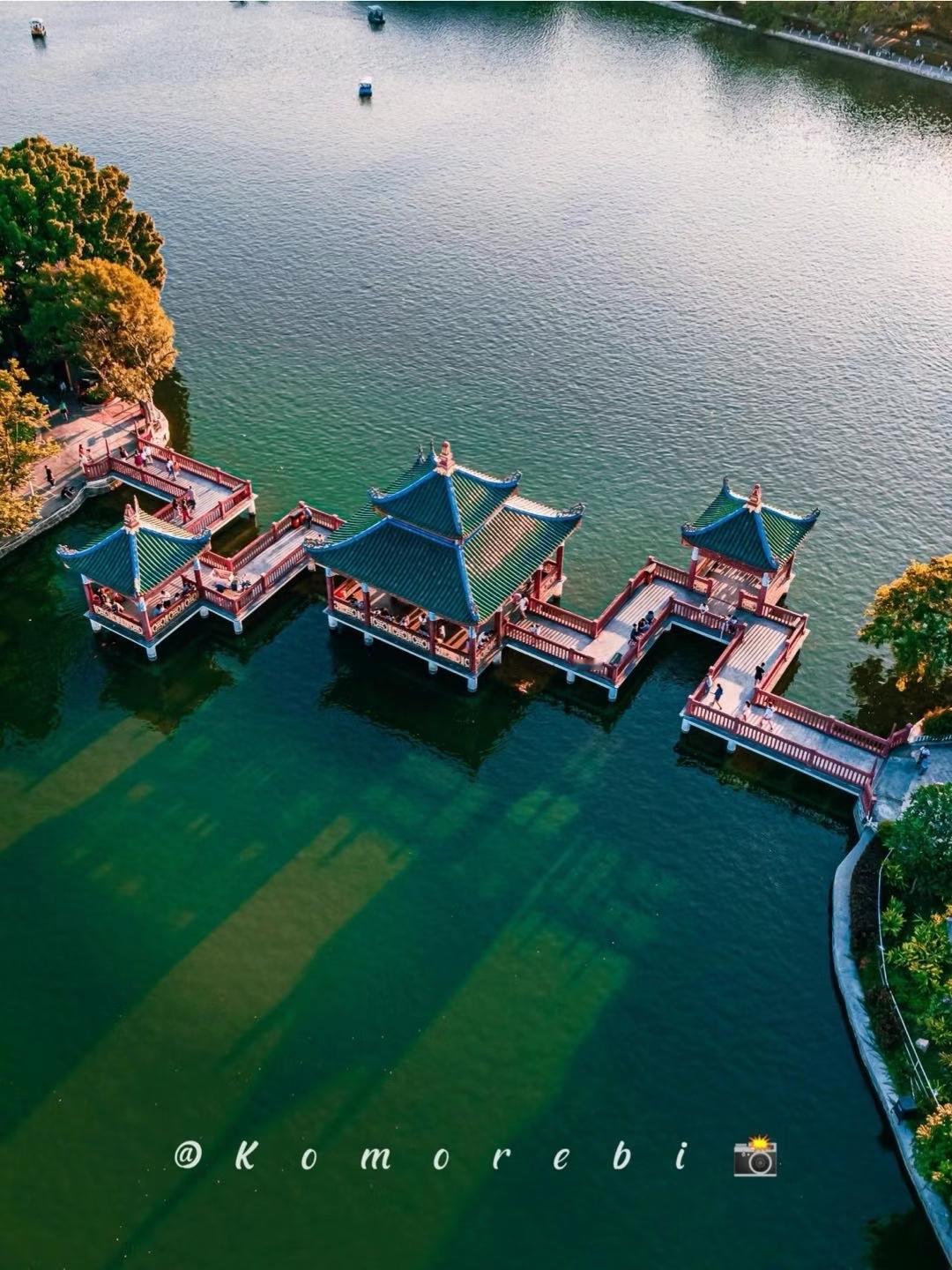 藏在岁月里的无声惦念杨绛先生曾说：“如果你总是控制不住地想起某个人，心里老是