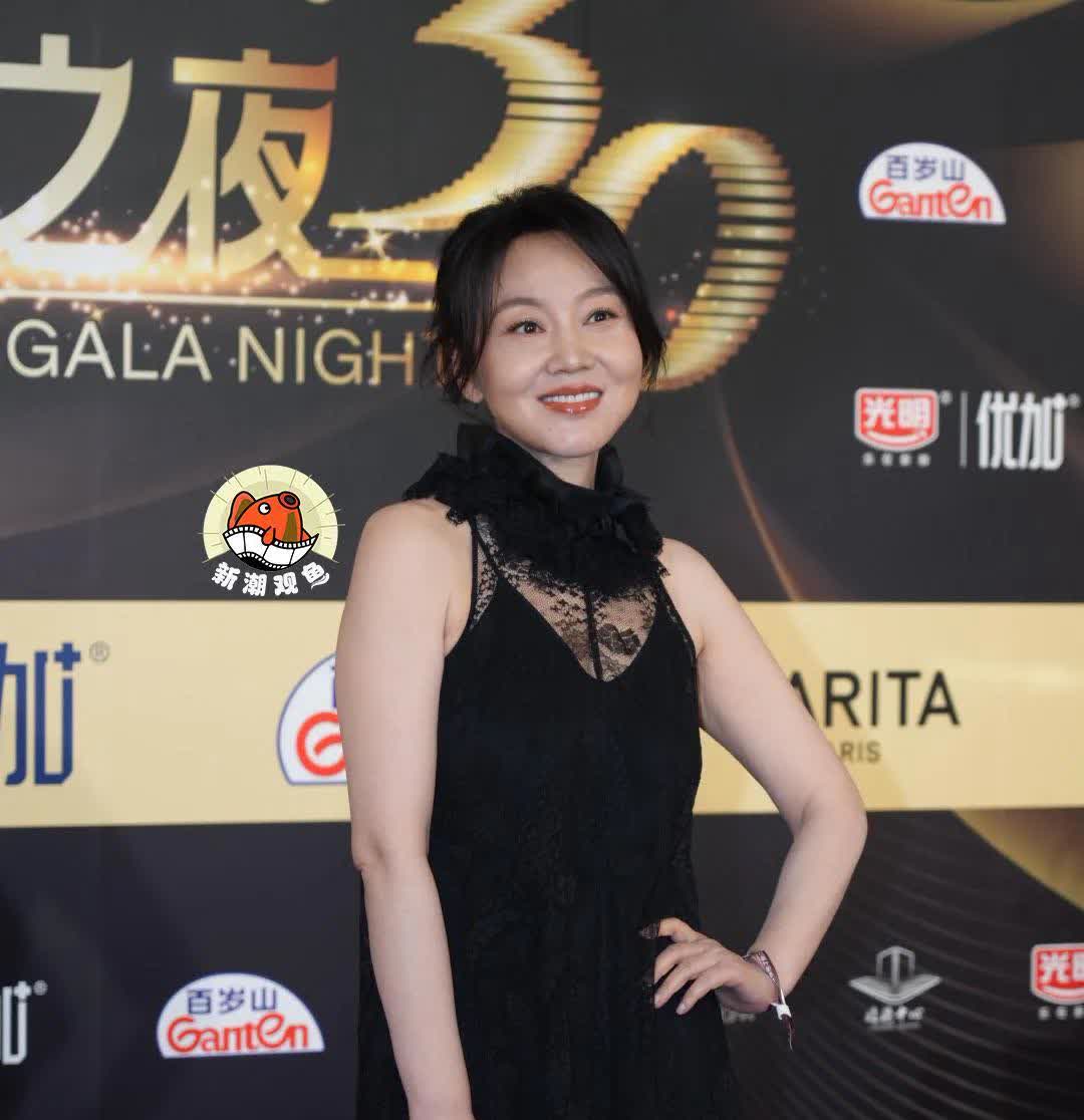 闫妮红毯又“微醺”了万万没想到53岁的她又成焦点了，真的太有魅力了。