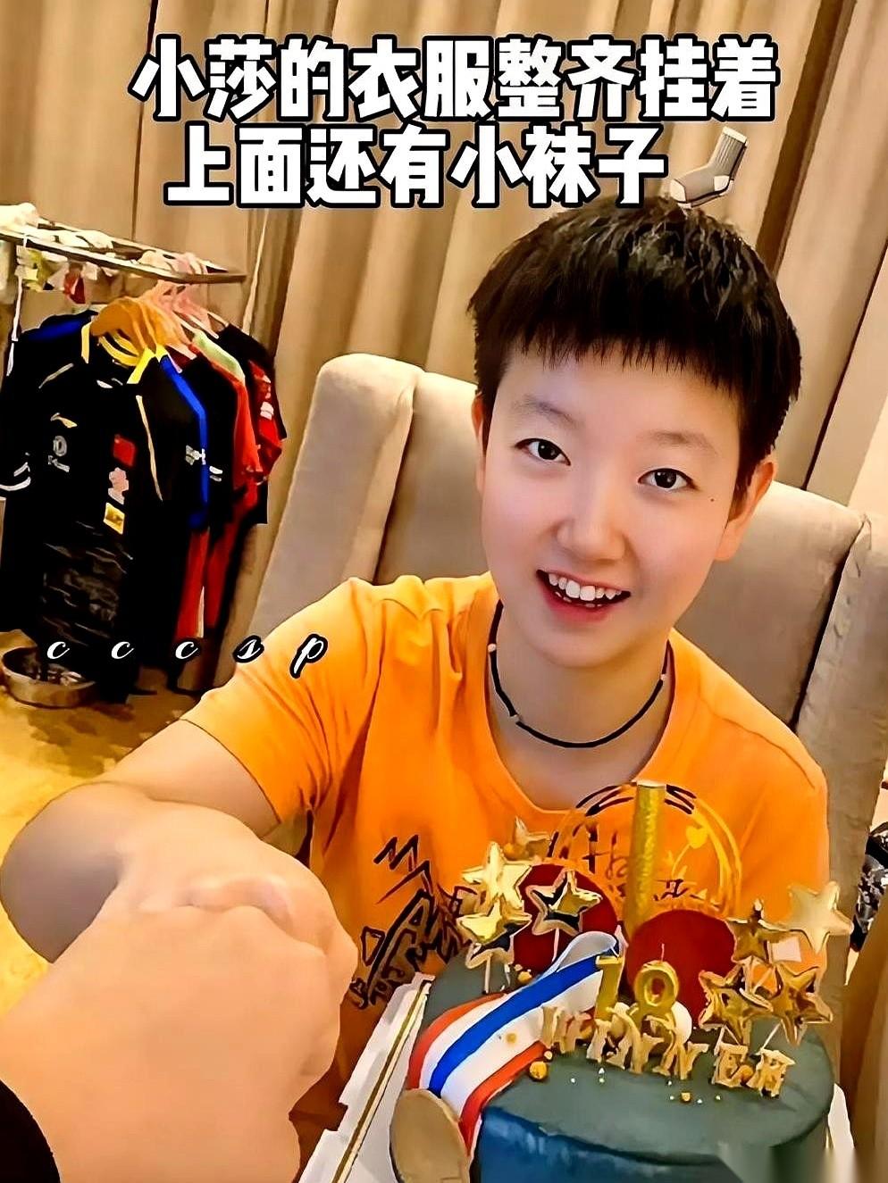 都说孙颖莎上场就是个“小魔王”，球风狠，眼神都能杀人。可一张宿舍角落的照片，把