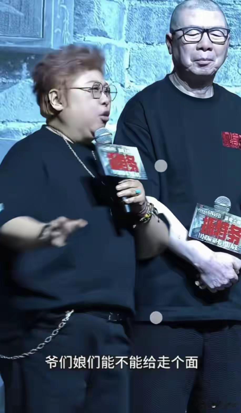 韩红说，北京两千多万人，给个面儿，去看《抓特务》。理由是这部电影适合北京人看。