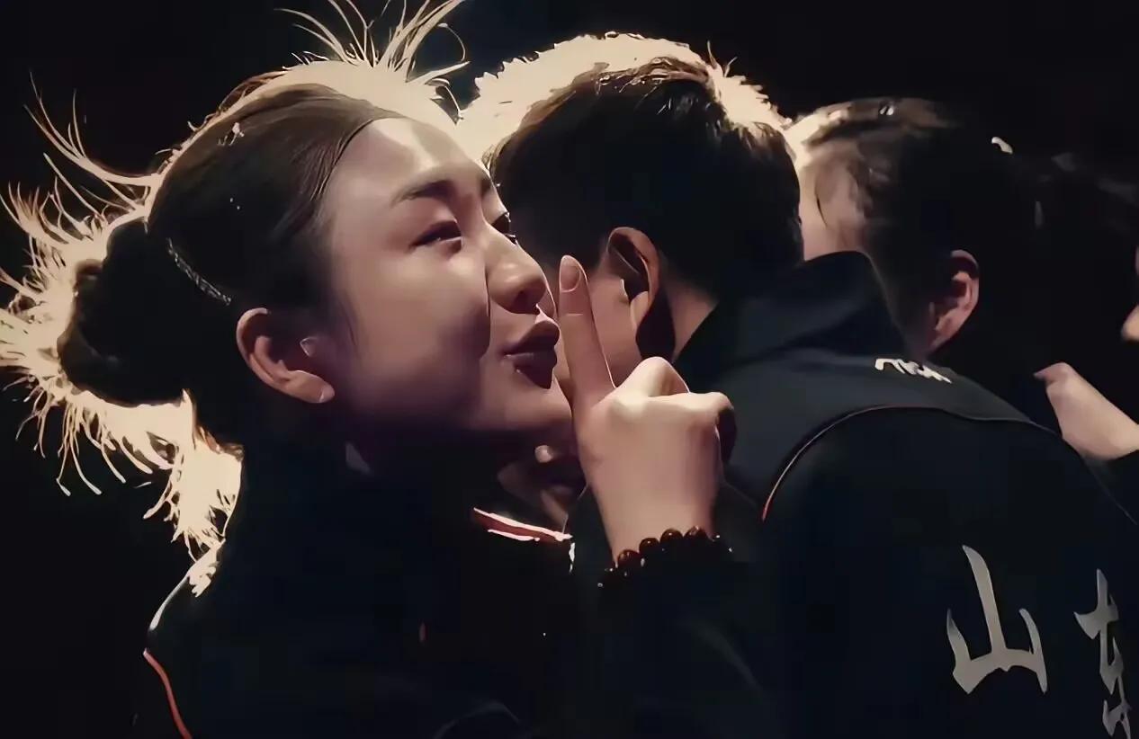 全运会这一幕太有争议了！陈梦赛后对球迷比“嘘”声，当场引发轩然大波！比