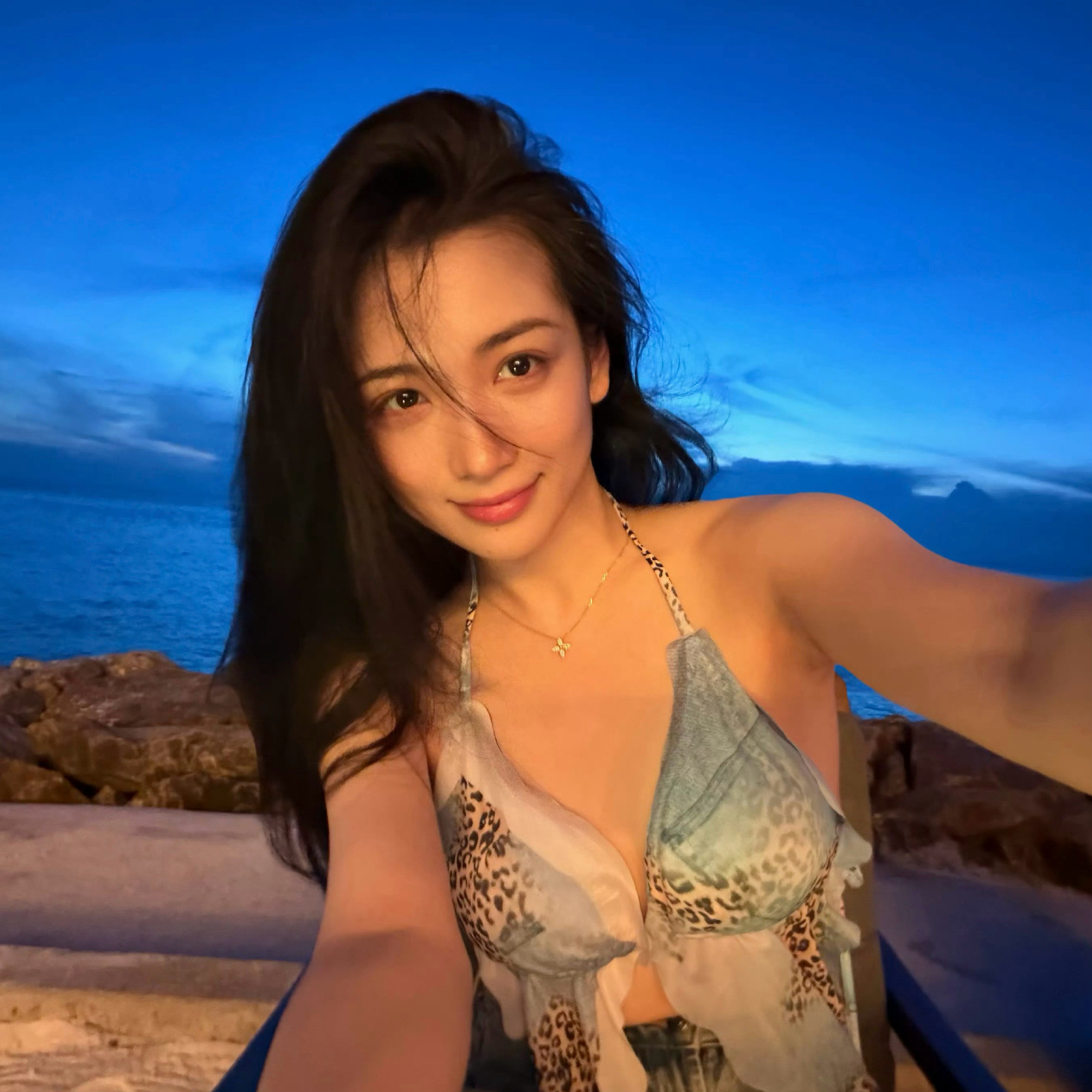 谁给代露娃做的妆造代露娃，一组少见泳装穿搭，温柔好看。