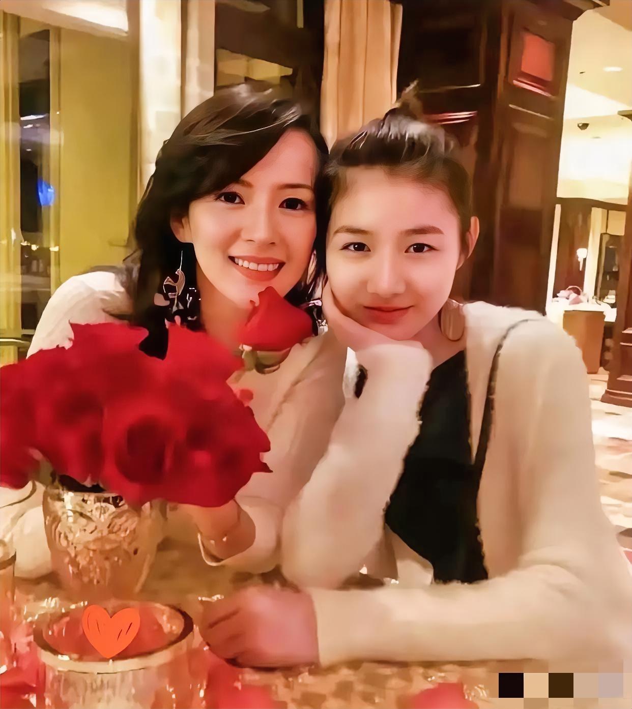 章子怡离婚后身边带的不是醒醒而是已经18岁的继女小苹果起初多少人等着看