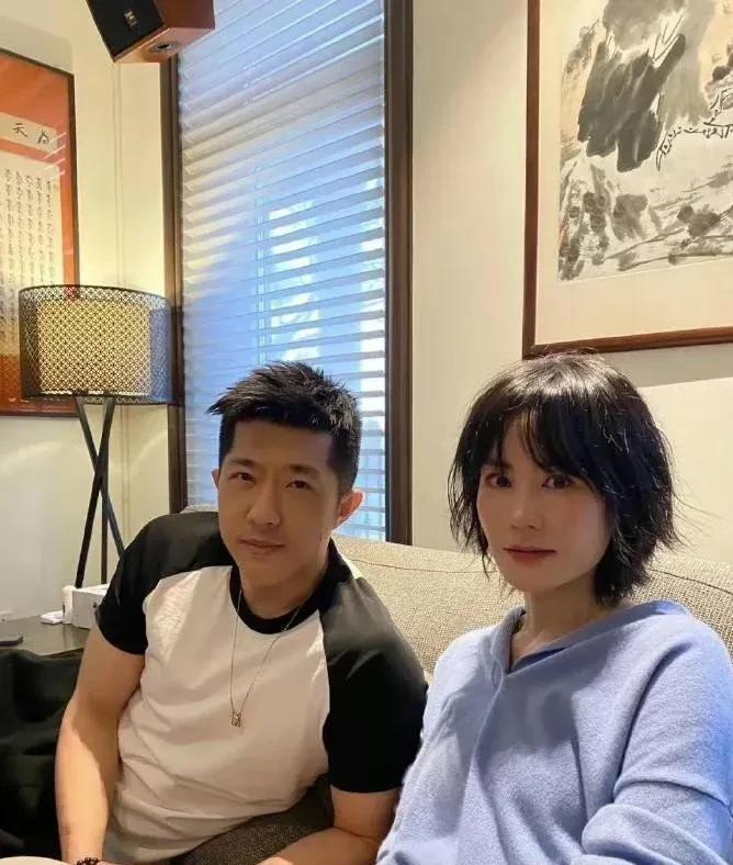 56岁王菲狼牙发惊艳众人，瞬间年轻30岁！