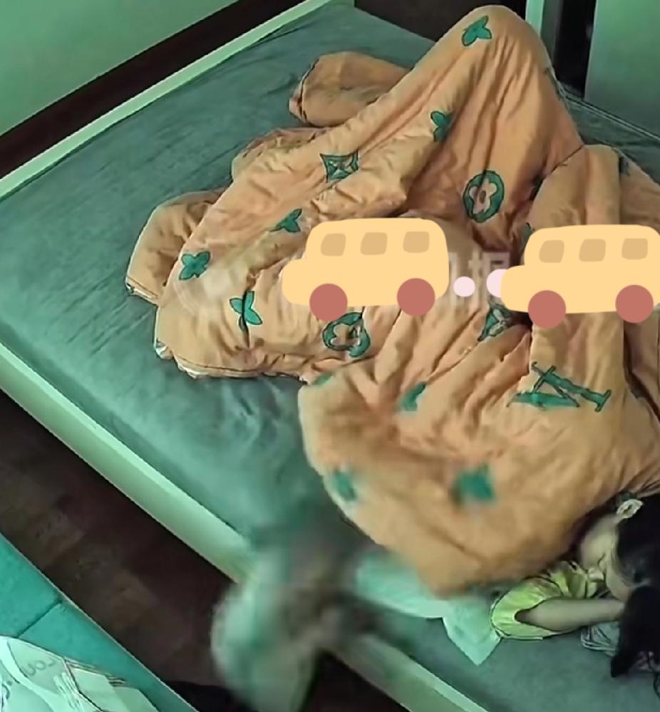 心也太大了！12月18日，浙江杭州新手爸妈让“两月龄”宝宝睡床边，半夜掉下床哇哇