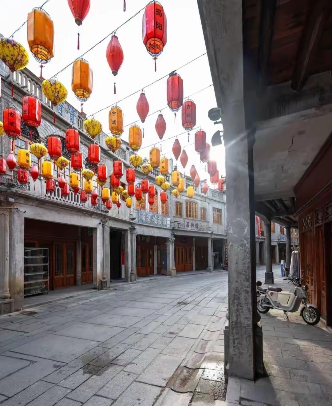 黄仁勋给普通人的十条建议！1、你最大的超能力，不是聪明，而是扛挫，能熬，能长期坚