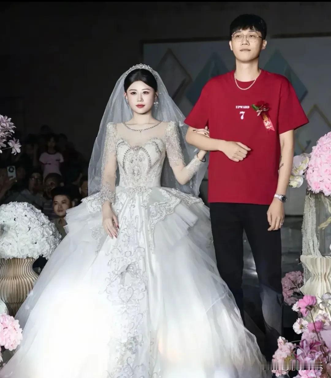 41岁父亲送22岁女儿出嫁，看着比女婿还年轻！这一家子的颜值让人羡慕了！最近