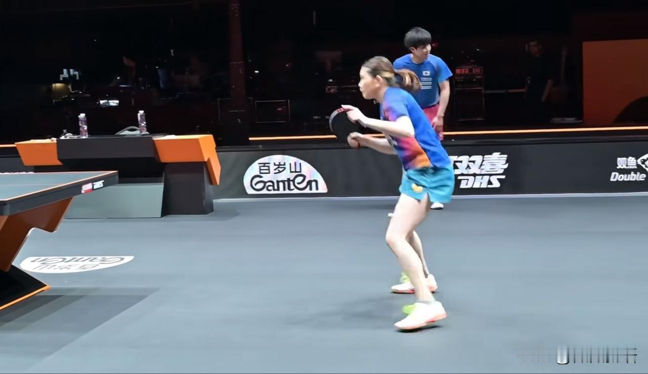 日本队已经在比赛场馆训练了。昨天看到WTT主办方给女单球员拍照时，没有看到桥本