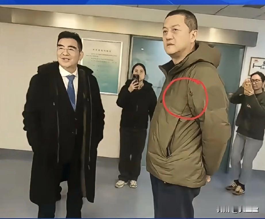 今天看见很多人都在发李亚鹏接待陈光标的照片，有细心的网友发现他的衣服胳肢窝都破了