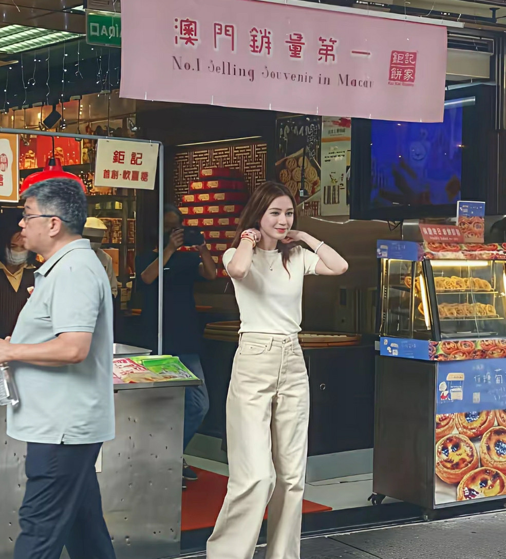 路人镜头下36岁的她瘦瘦小小确实挺美腻的但应该没有官方显示的1米68吧[what