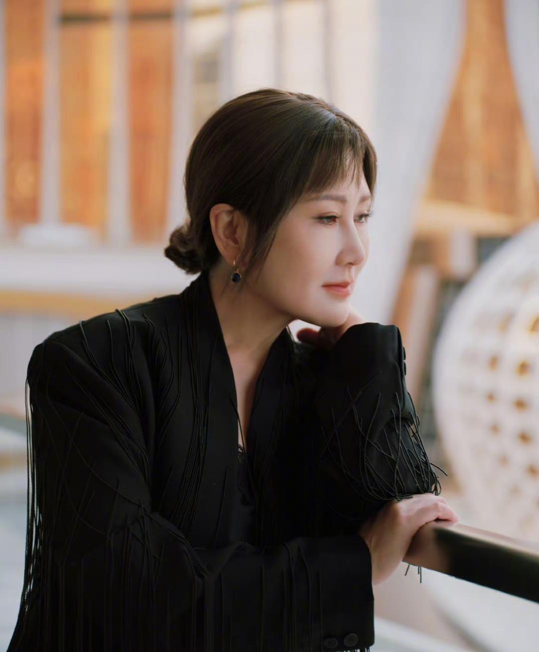 63岁，奶奶装穿成爆款，张凯丽靠的不是审美，是“狠”。别扯什么高级脸。她凌晨