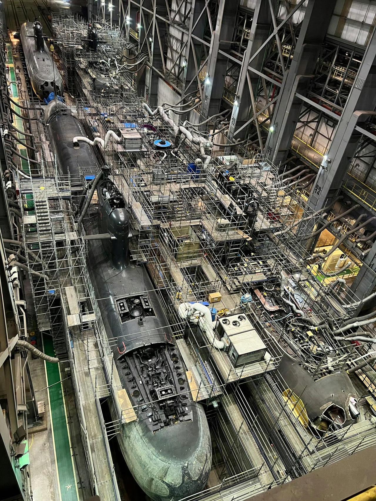 巴西🇧🇷ESC集团旗下的CNI船厂的造舰大厅里在同时建造4条72米长的“鮋鱼