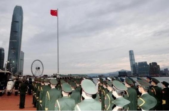 回归快三十年了，七百多万常住人口的香港，至今居然找不出哪怕一个从本地报名、穿上解