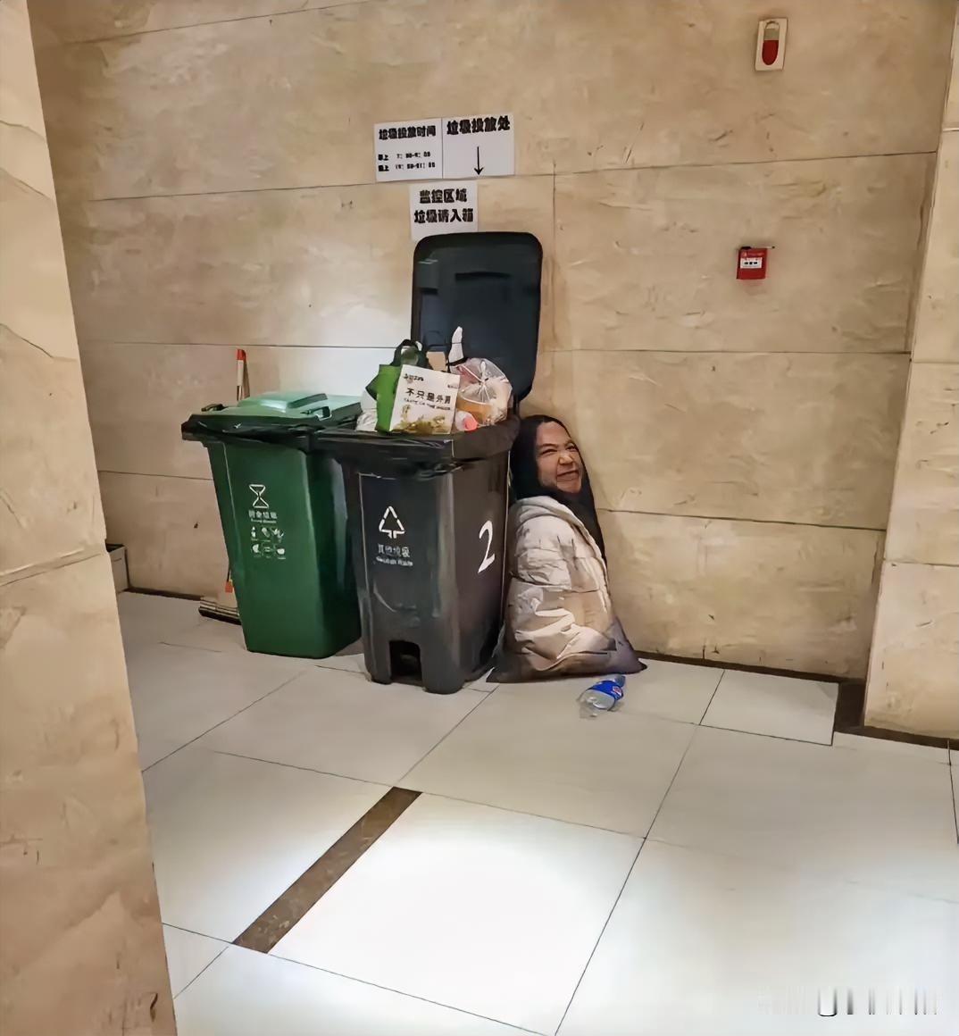 你大爷的，昨晚下楼丢垃圾，突然看到这个。。。。有必要提示下物业这里安监控了，不然