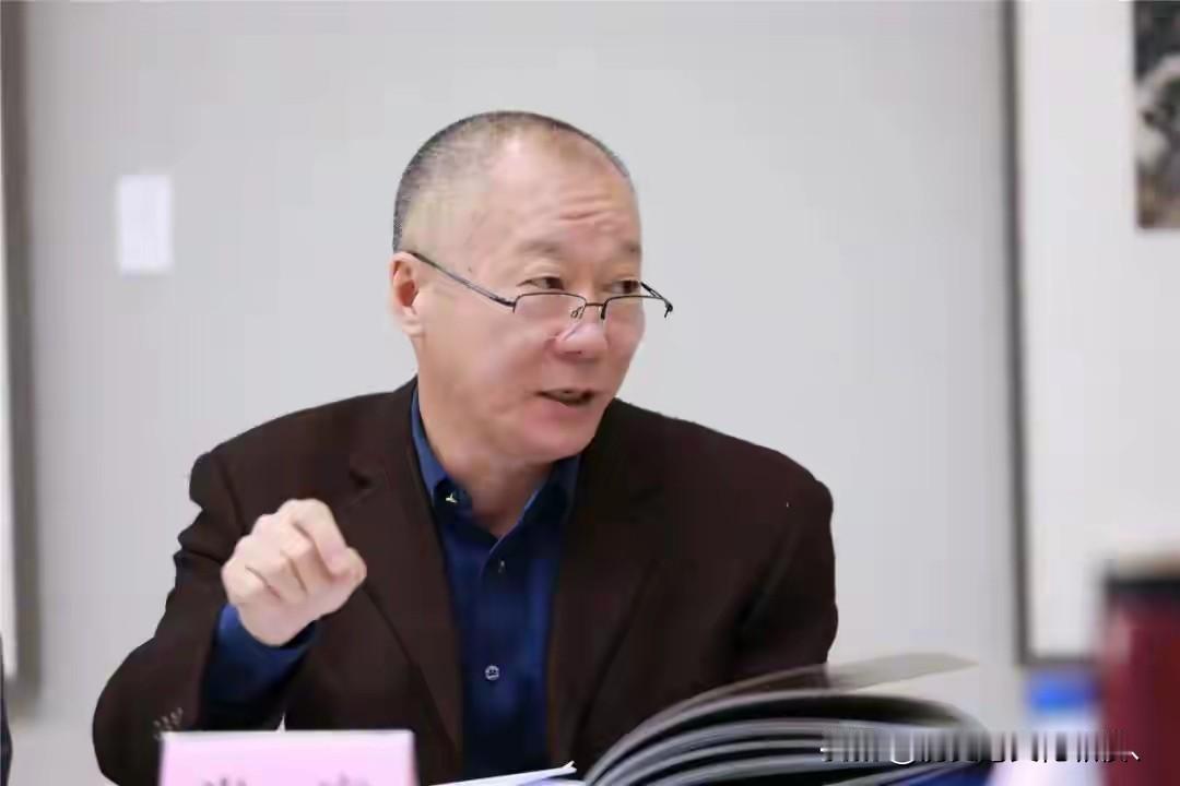 肖鹰老头是老学究吧，有什么成果呢，研究美学的，研究不下去了。找小姑娘寻开心呐。人