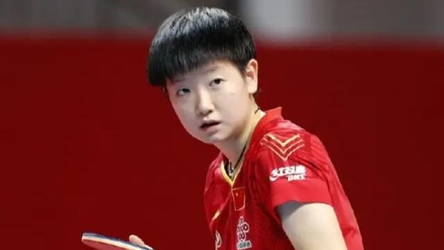 孙颖莎站在即将卫冕的十字路口，外界的目光早已聚焦在她身上，期待她能书写新的历史篇