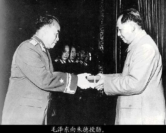 建国之初，在授军衔的时候，朱德的军衔编号却只排在004，这使得很多人不解。直到6