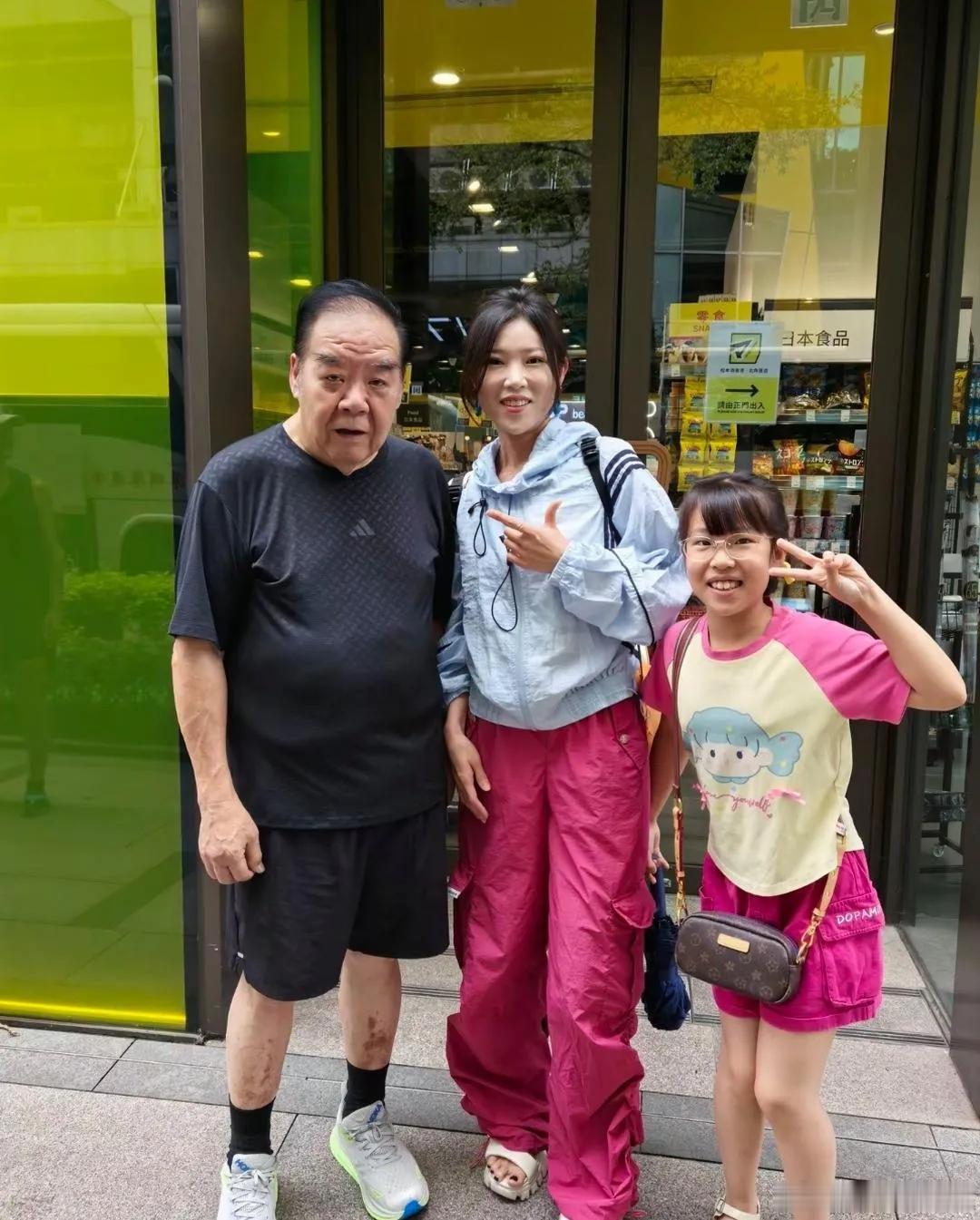 “肥猫”郑则仕现身香港街头，他穿衣打扮简单舒适，真人看起来苍老了许多，弓腰驼背，