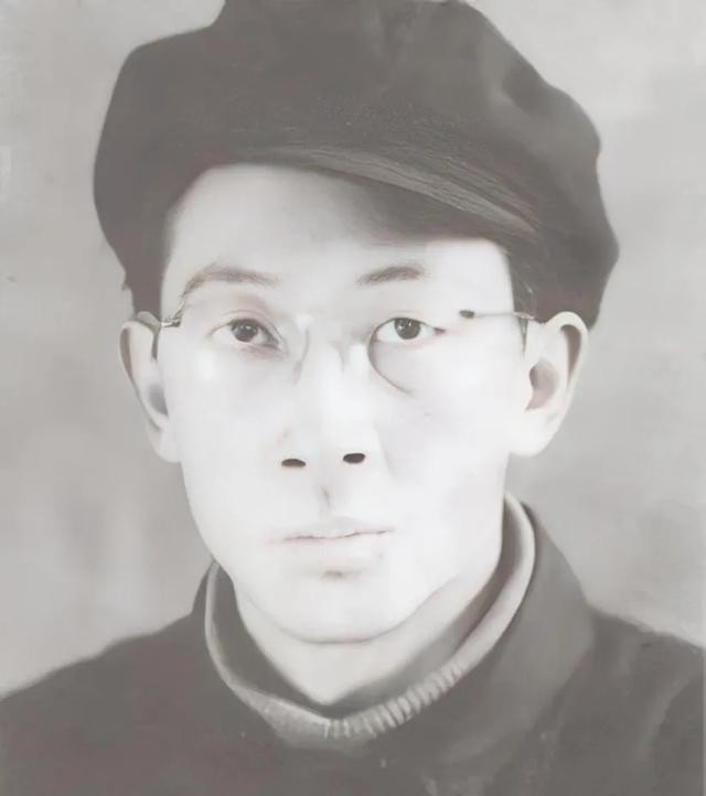 1950年，大汉奸张景惠走进战犯管理所，却看见同为汉奸的儿子穿着军装站在门口。他