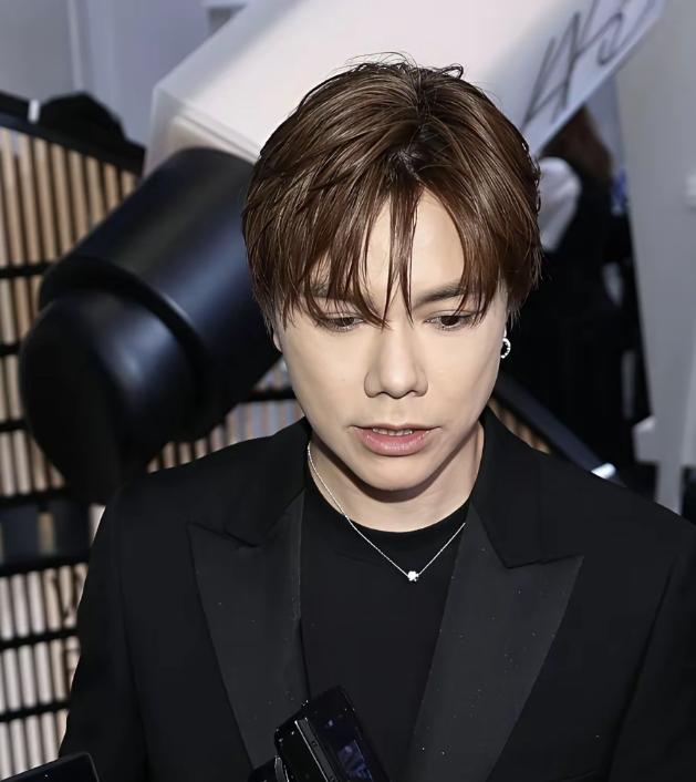 已经有香港艺人站出来说话了！爽！爱国艺人朱庭萱，第一个开炮。她直接点名张敬轩