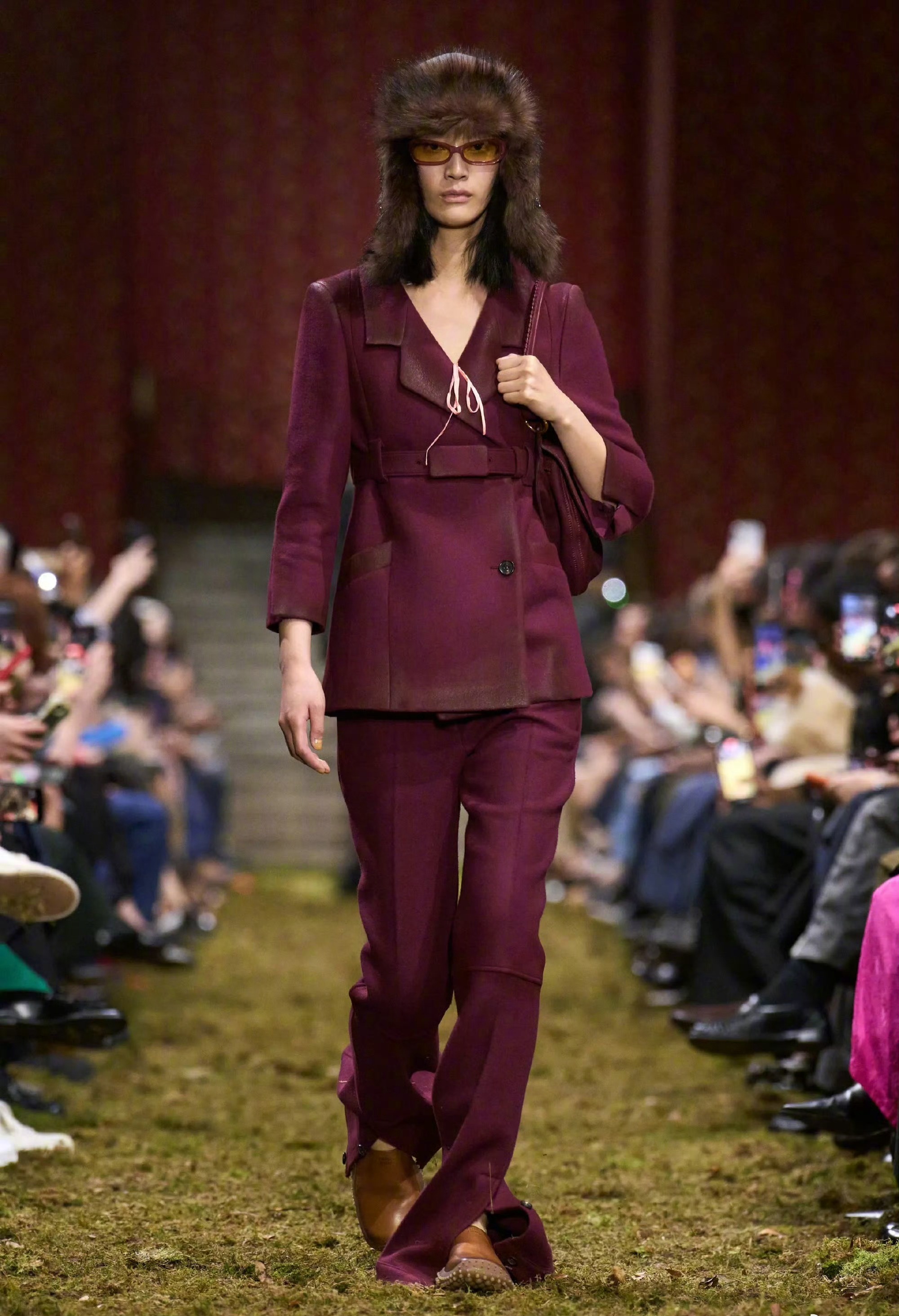 MiuMiu2026秋冬系列大秀以翻动的赛马跑道为灵感构建秀场，裸露的泥土与