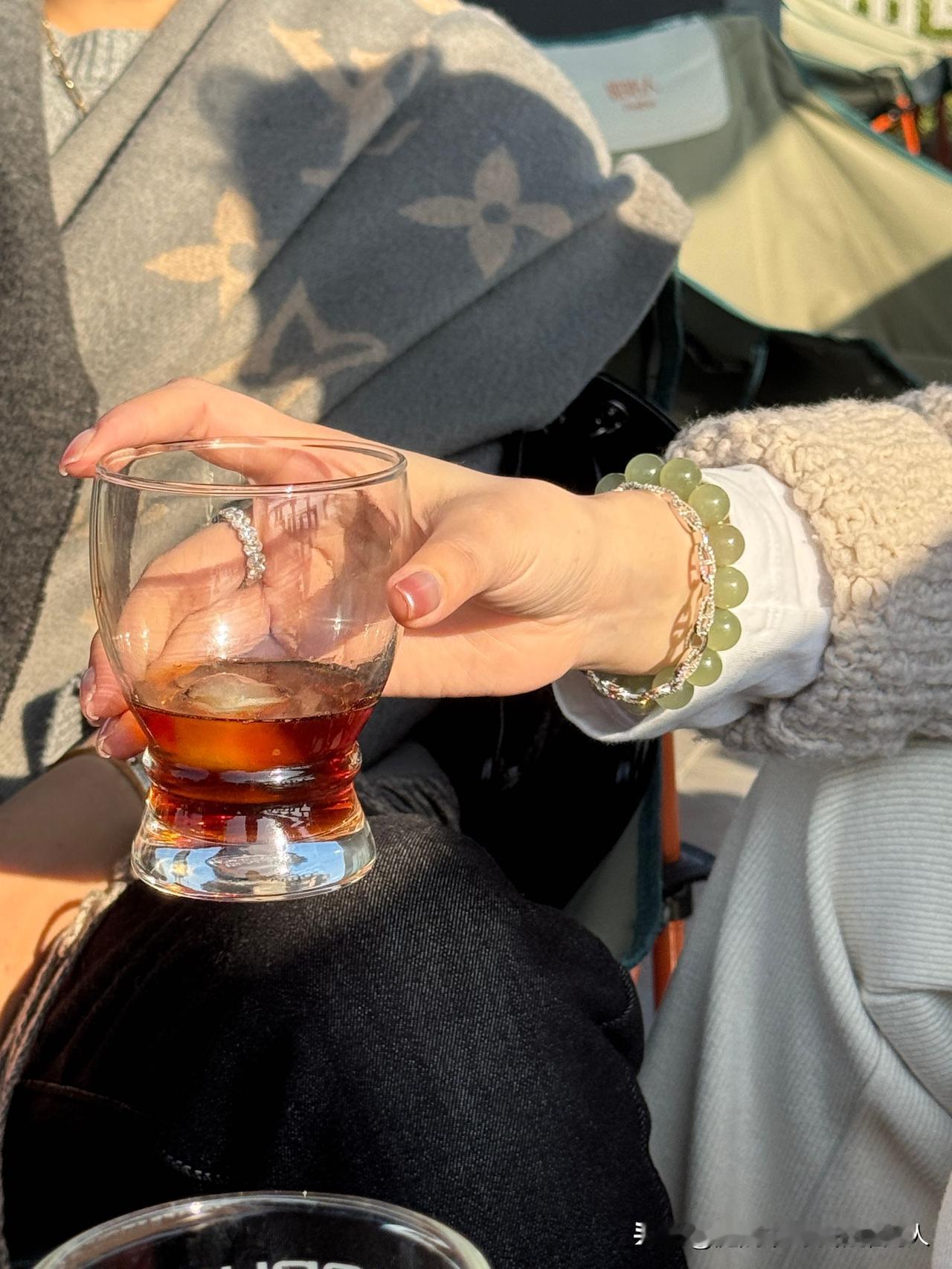 老公说你晚上别跑步了。他不是中医，却说了一句很中医的话：“冬为藏，精气要收敛，