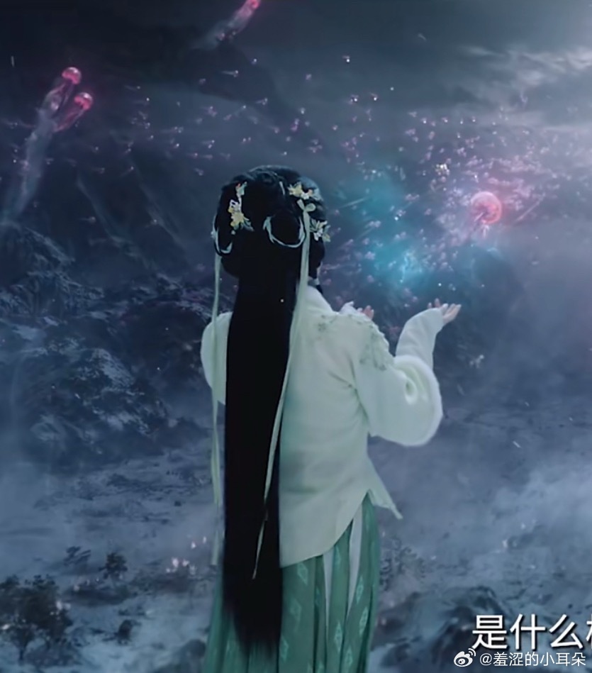 白日提灯给贺小小设计的这个造型本身没有错，看背影是少女，看正脸就很显年纪