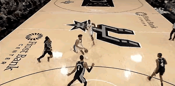 坎宁安：斑马，看哥的速度，过你就像过清晨的马路一样……文班亚马：让你先跑会……