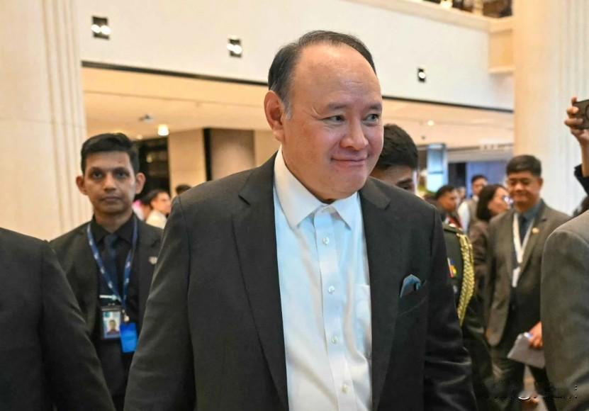 动真格了，中方对菲防长特奥多罗的家族“拉清单”，打蛇专挑七寸打针对被中国制裁