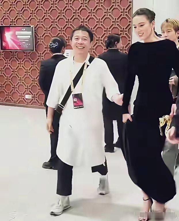 一直以为宋佳是个单身狗，没想到人家宋佳早就有老公，而且，就是身边这个比她矮一截的