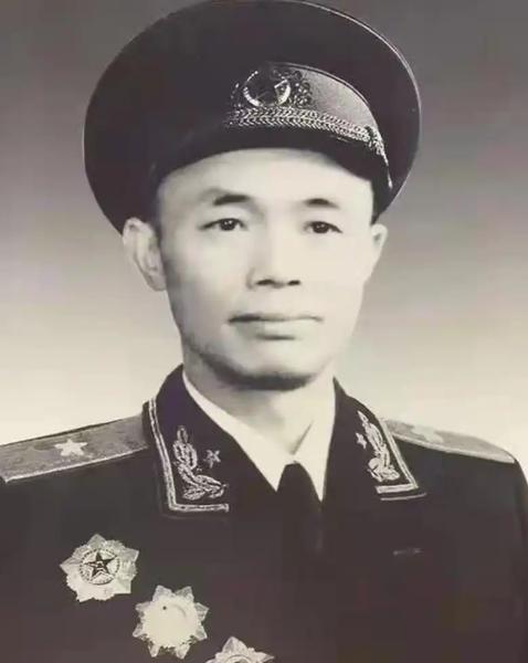 1967年，一群人把一位老人五花大绑的塞进粗麻布麻袋丢进江水中，老人拼命挣扎，才