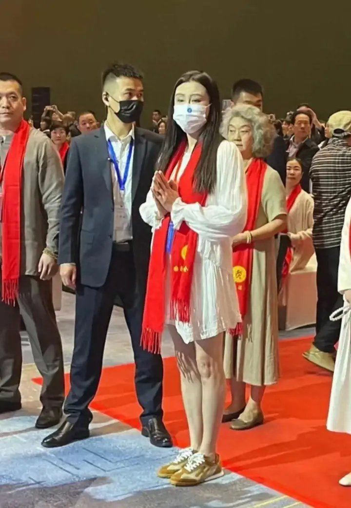 58岁王祖贤回加拿大，机场告别活泼又俏皮，摘掉口罩不输当年绝色4月25日，定居加