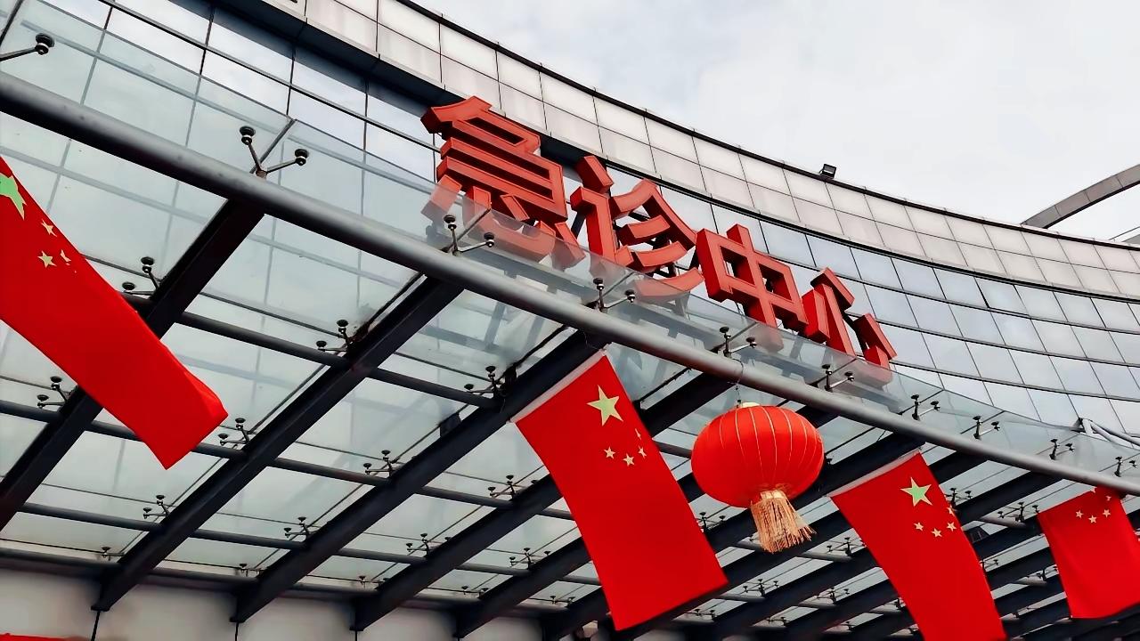 “打蛇不死反成仇”，据媒体5月10日报道，云南一名村民遭遇了一条长达2米、足有5