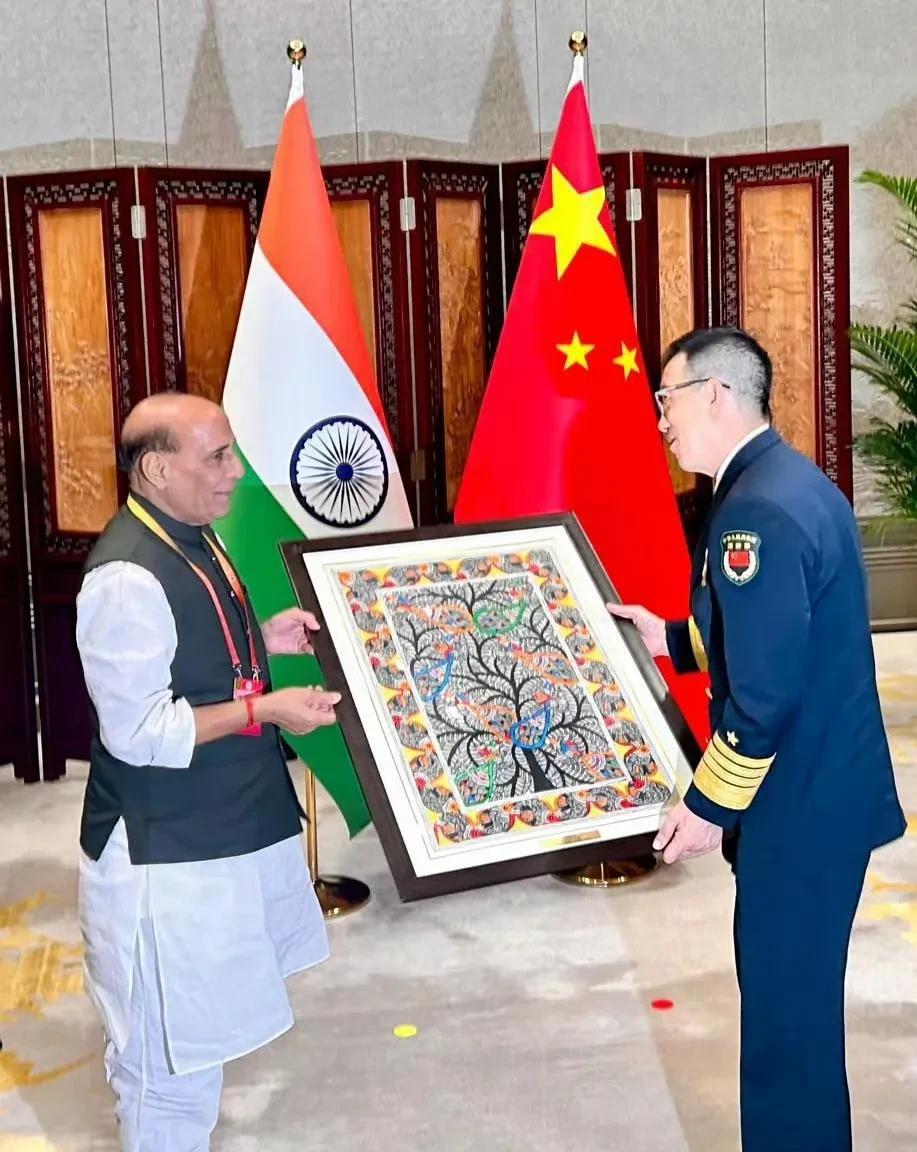 印度防长送给中国和俄罗斯的礼物大不同，送给中国的是印度本土艺术画“生命之树”，该