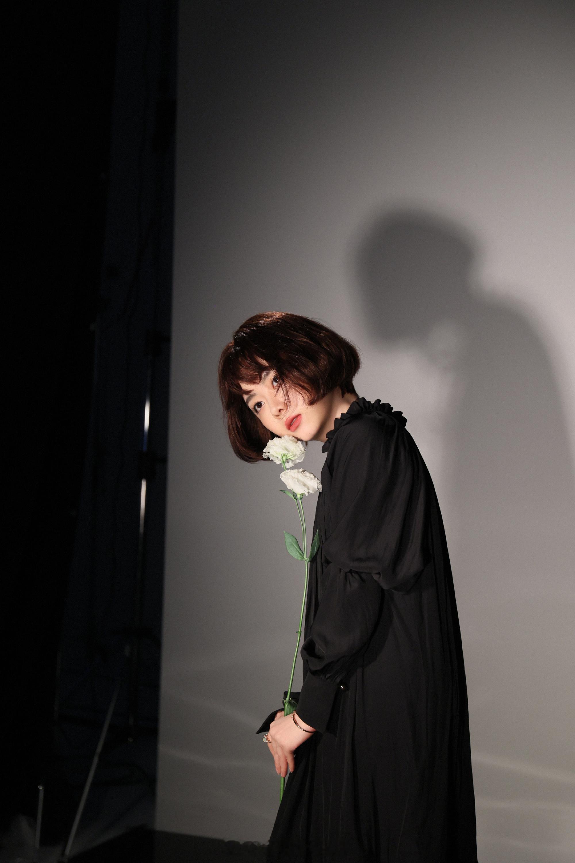 谭松韵暗黑感时尚写真大片​​​