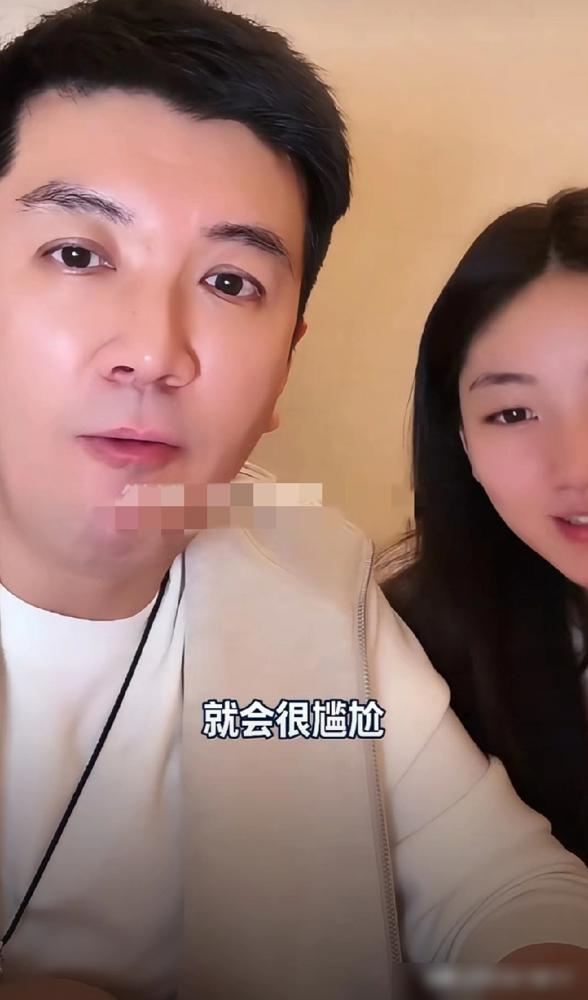 杨子在直播时透露，现在和圣依关系非常好，会经常一起吃饭，探讨孩子学习教育。​