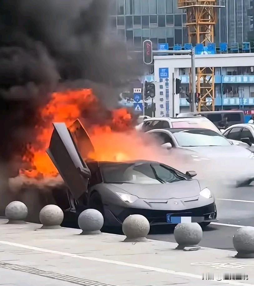 “不作死就不会死”，5月25日报道，广州街头一声炸响，近千万兰博基尼硬生生自燃烧