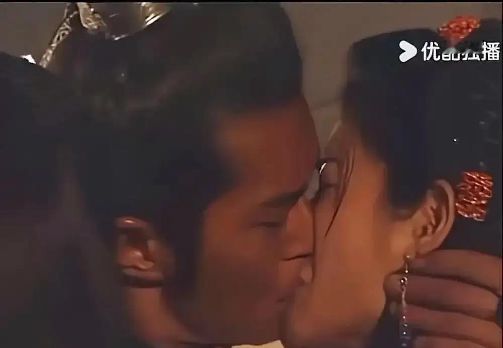 现在写三角恋，可能直接丢饭碗。不是观众变保守了，是市场的刀变快了。腾讯视频