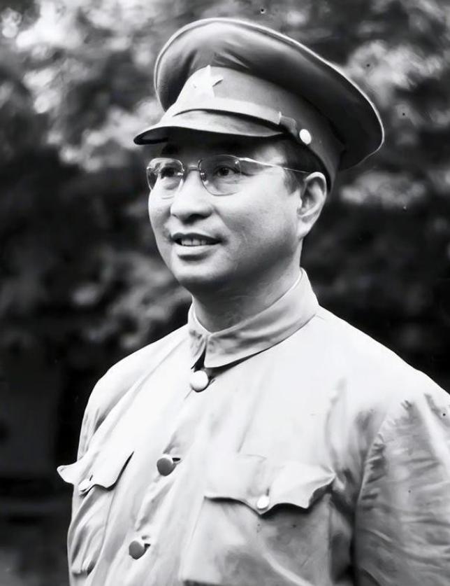 1953年，陈赓的车在哈尔滨被一个交警拦下，他直接拉开车门坐到车里，随后对司机说