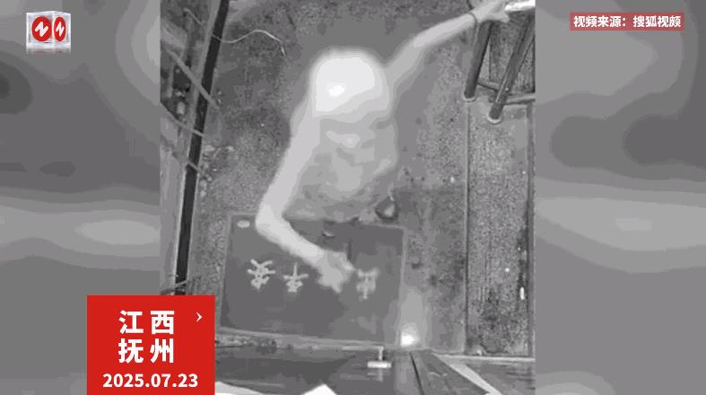 “离了个大谱！”7月23日，江西抚州，一位8旬老太半夜不睡觉，竟拿着菜刀到楼上砍