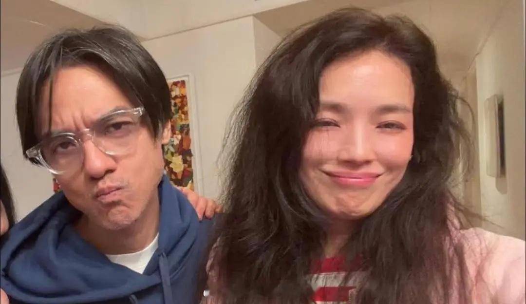 50岁舒淇携老公冯德伦回台北娘家拜年，她穿着粉红色外套，一头卷发随意披散披肩，并