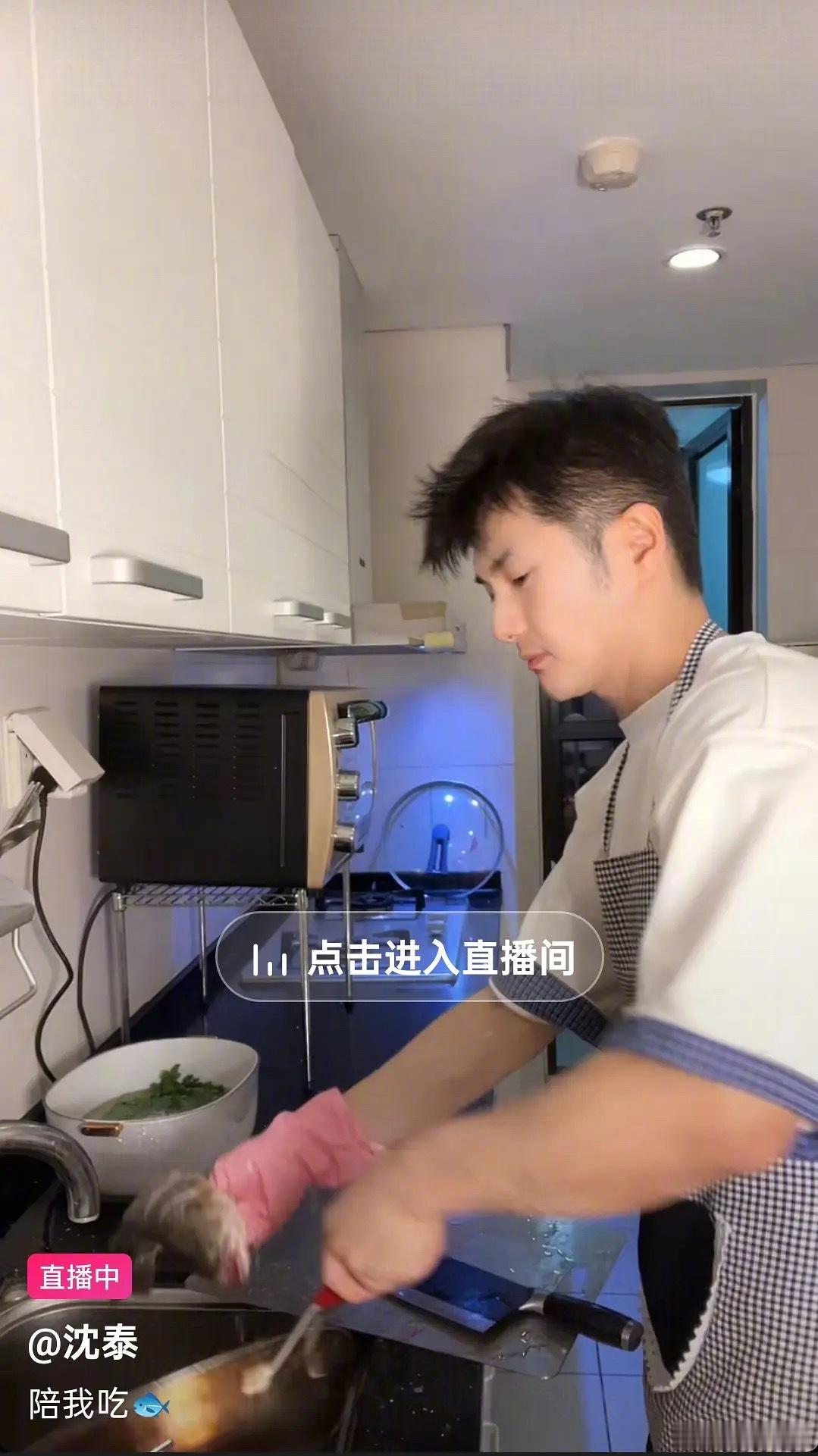 沈泰正在直播杀鱼（沈泰就是之前打于正巴掌那位​​​