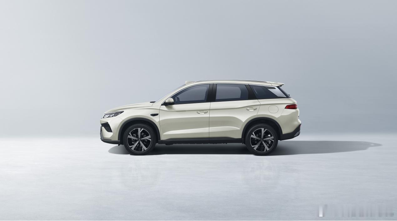 宋ProDM-i飞驰版上市9.99万元起，全系标配云辇-C智能阻尼车身控制，新