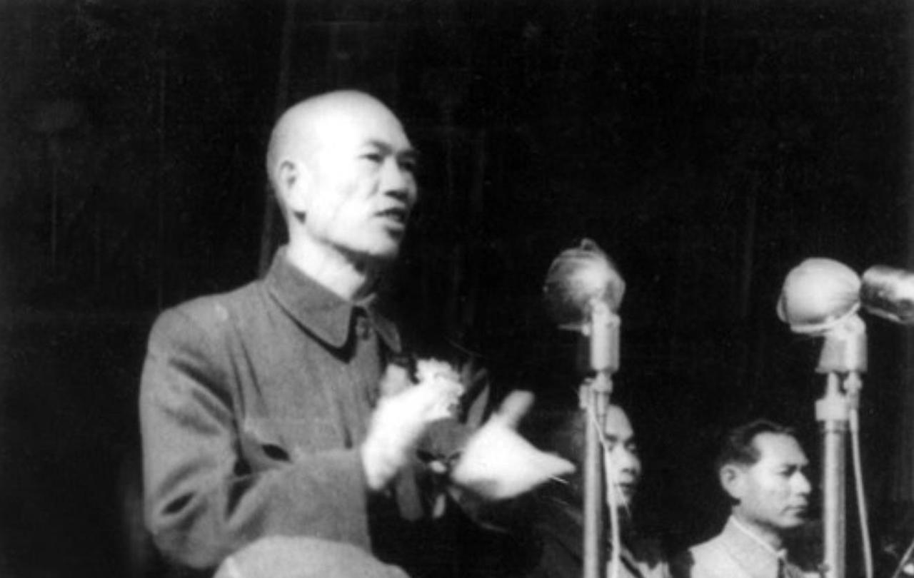 1949年，在老战友陈赓的帮助下，第15兵团司令邓华见到了失散多年的儿子。一见面