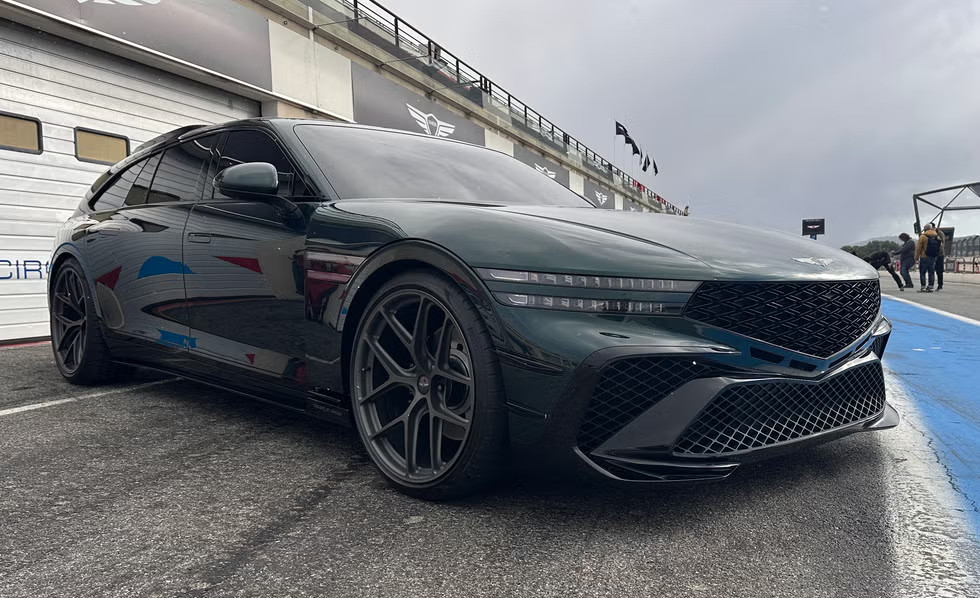 除了MagmaGT中置引擎概念跑车，捷尼赛思在法国保罗·里卡德赛道的特别活动中