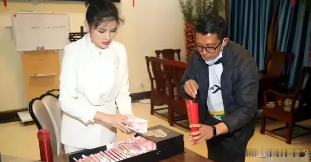 白应兰是白家女将中的门面！白应兰在云南省户口的名字是：李梦娜，鑫百利公司就是