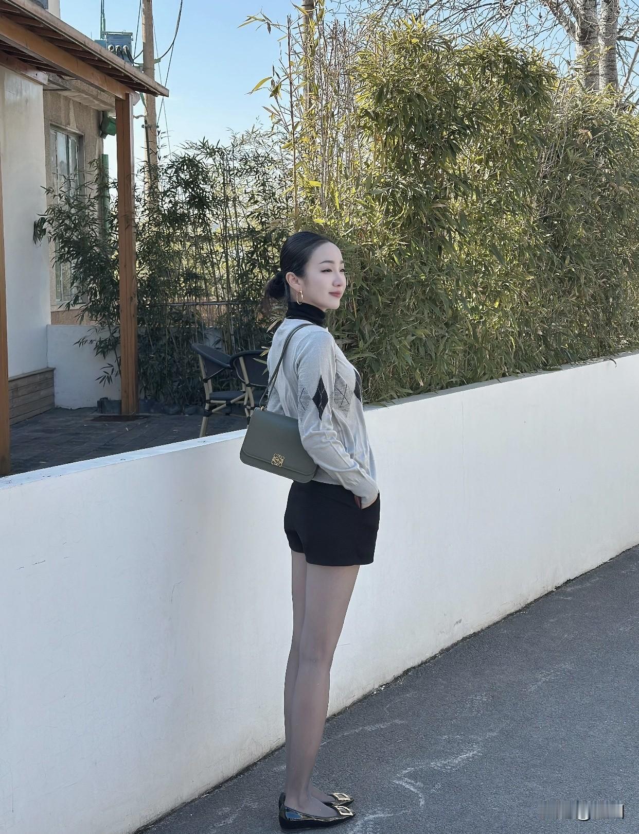 看看气质女神的穿着搭配吧气质女神的穿搭总能让人眼前一亮