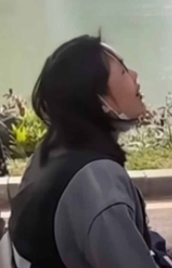 崩溃，女子离异后坐在地上崩溃大哭，想带着二儿子轻生，路人劝她，孩子这么小，可别想